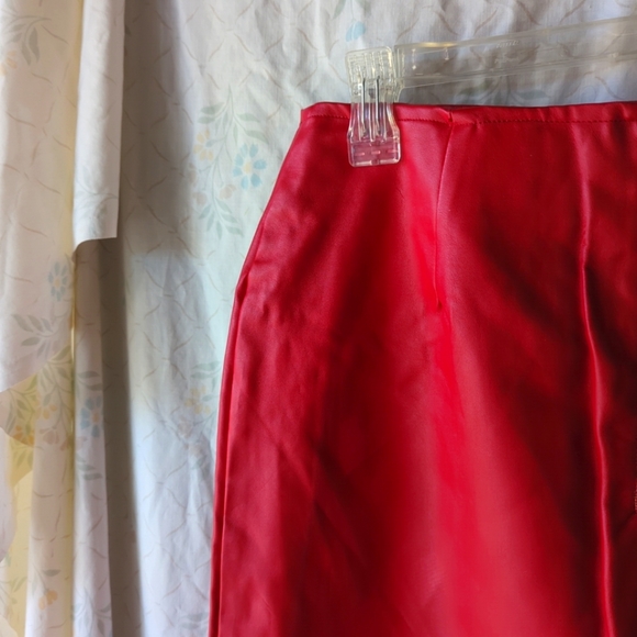 🌺Faux Leather Skirt Red Zipper on Back Size Large NWOT - Picture 8 of 11